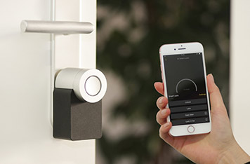 how do smart door locks work